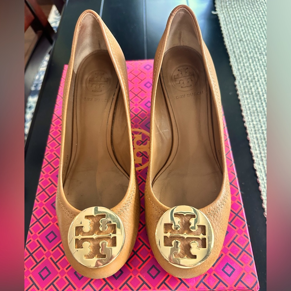 Tory Burch Sally wedge pump; tan leather, metal logo